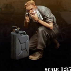 Unpainted 1/35 German Soldier Shaving WW2 Resin Figure Model Kit Unassembled
