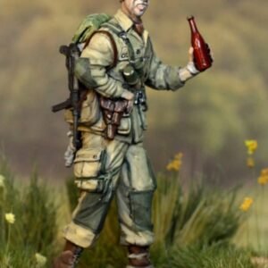Unpainted 1/35 US Airborne Soldier Drinking WW2 Resin Figure Model Kit Unassembled