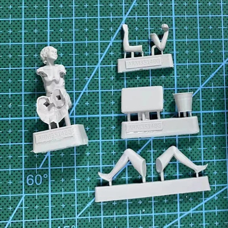 Unpainted 1/35 Sexy Girl With Bucket & Suitcase Resin Figure Model Kit Unassembled