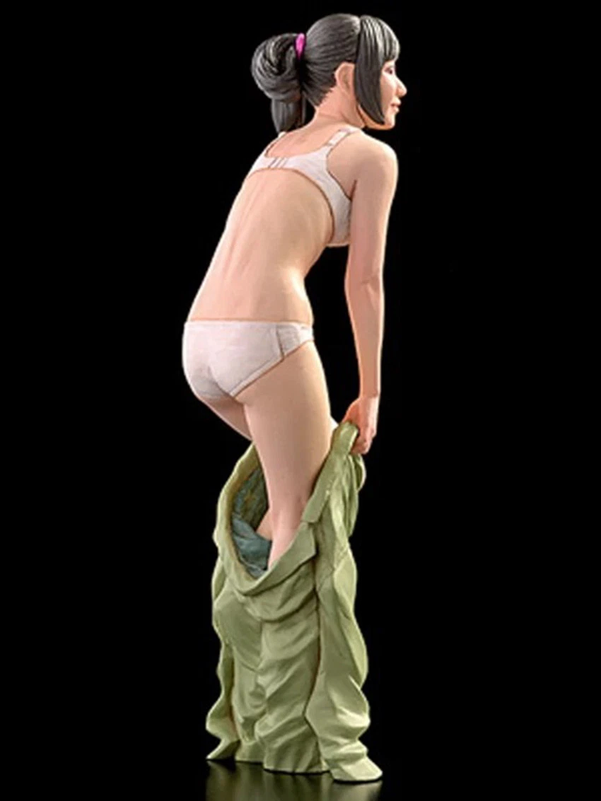 Unpainted 1/20 Pilot Girl Changing Clothes Resin Figure Model Kit Unassembled